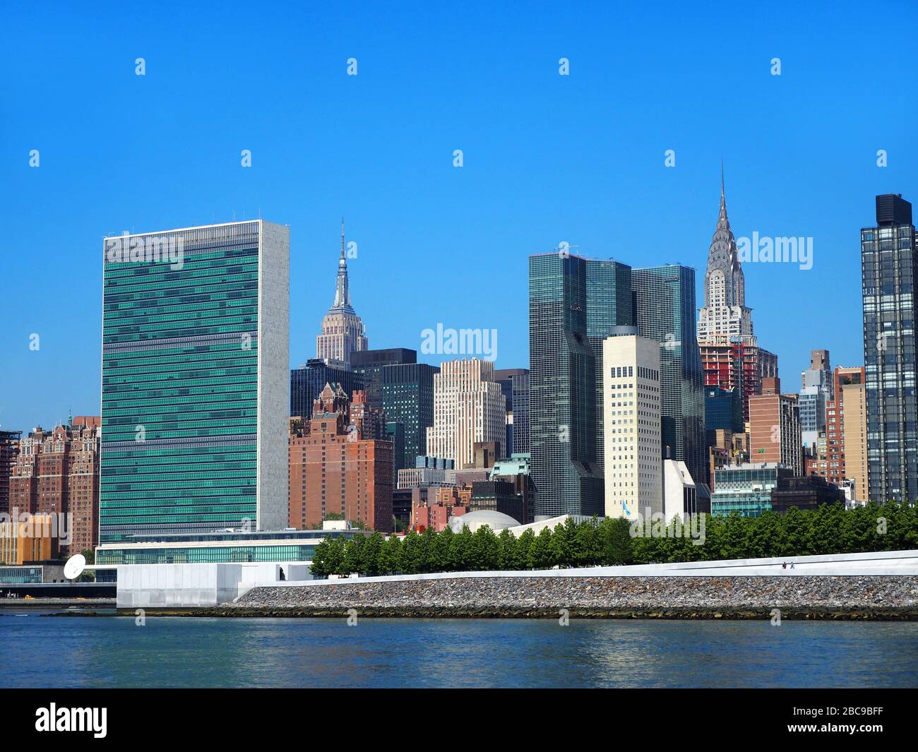 Hauptsitz der Vereinten Nationen, Empire State Building und Chrysler Building, vom East River, Manhattan, New York, USA aus gesehen Stockfoto