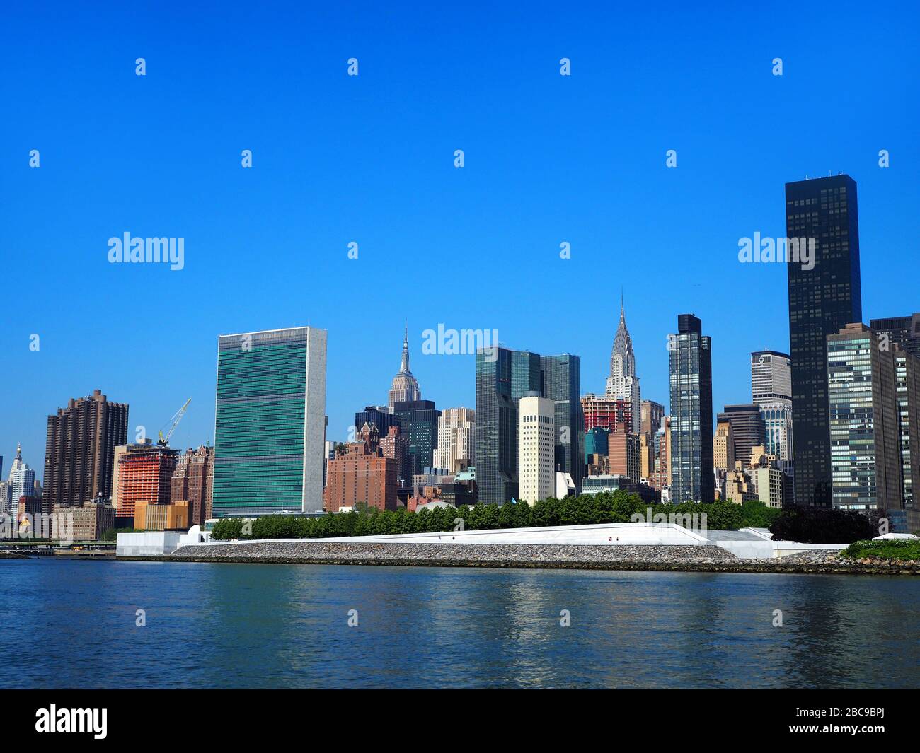 Hauptsitz der Vereinten Nationen, Empire State Building und Chrysler Building, vom East River, Manhattan, New York, USA aus gesehen Stockfoto