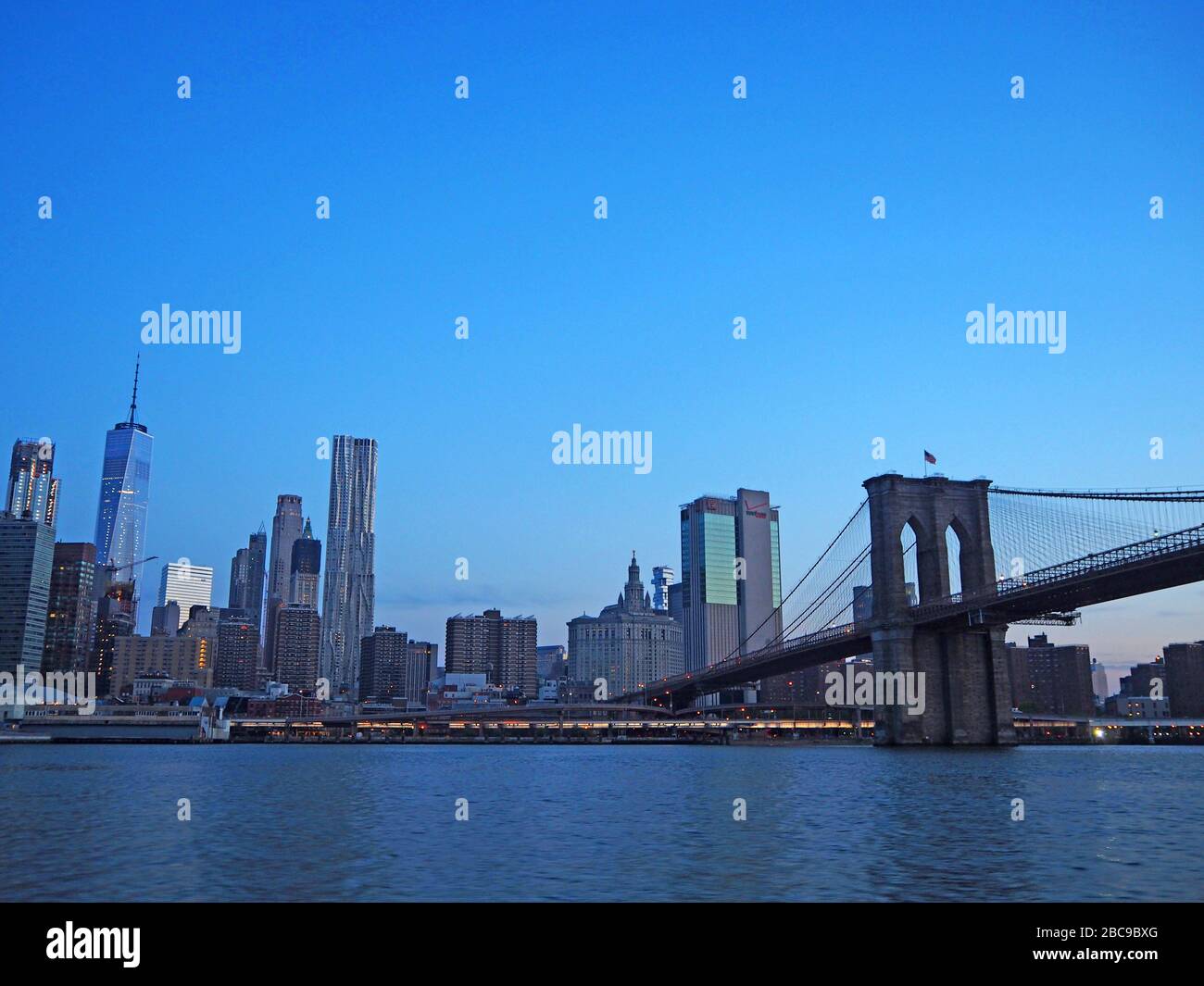 One World Trade Center, Freedom Tower und Brooklyn Bridge im Morgengrauen, vom East River, Manhattan, New York, USA aus gesehen Stockfoto