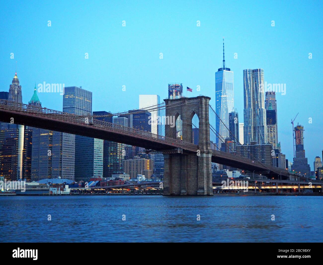 One World Trade Center, Freedom Tower und Brooklyn Bridge im Morgengrauen, vom East River, Manhattan, New York, USA aus gesehen Stockfoto
