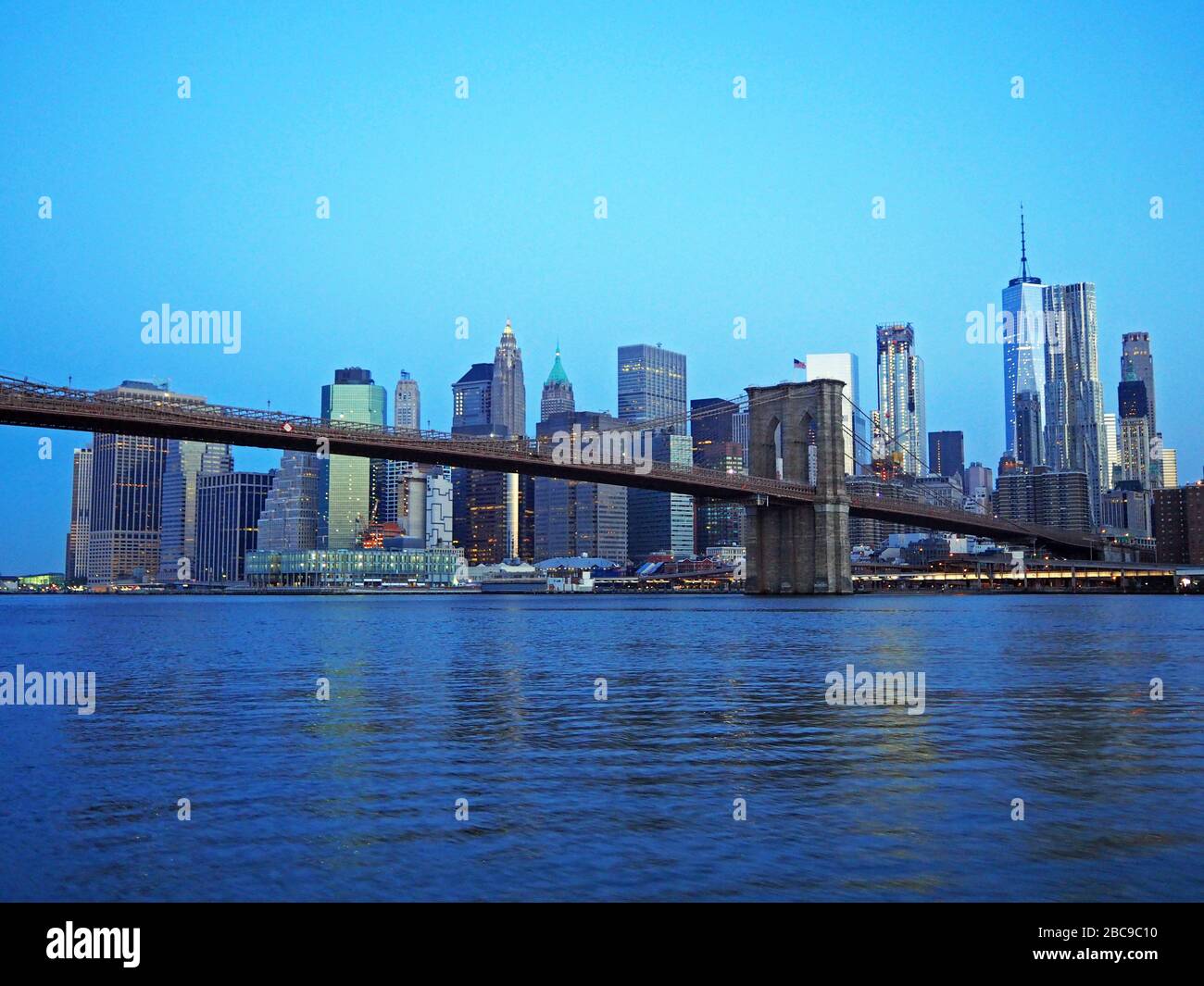 One World Trade Center, Freedom Tower, Lower Manhattan und Brooklyn Bridge im Morgengrauen, vom East River, Manhattan, New York, USA aus gesehen Stockfoto