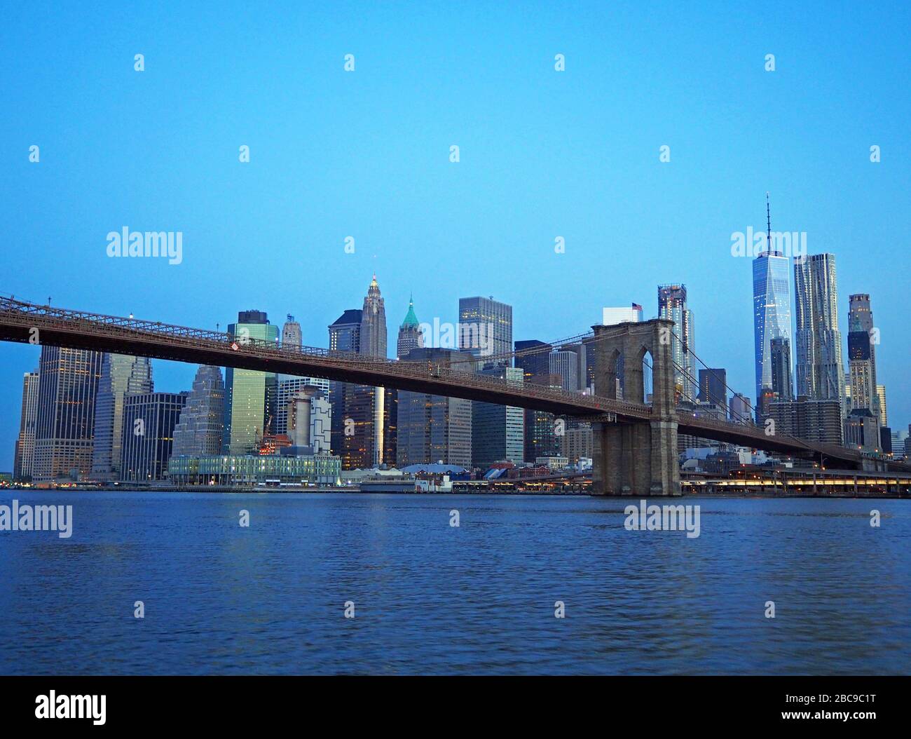 One World Trade Center, Freedom Tower, Lower Manhattan und Brooklyn Bridge im Morgengrauen, vom East River, Manhattan, New York, USA aus gesehen Stockfoto