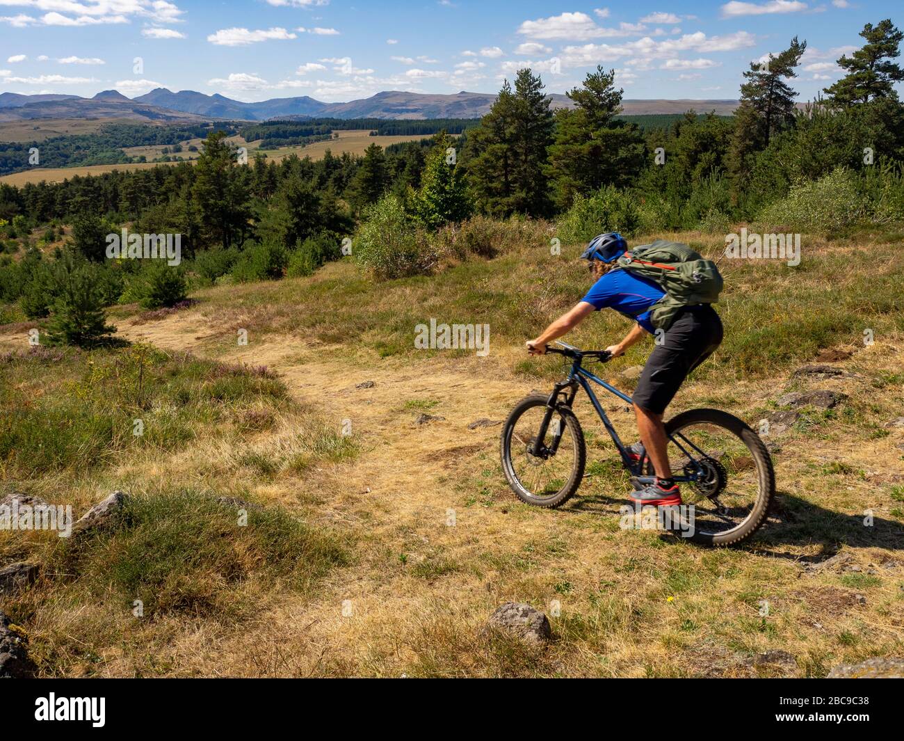 Mountainbikes auf einem einzigen Weg. Monts du Cantal, Massif Central, Cantal France Stockfoto