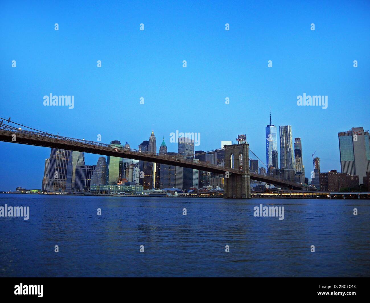 One World Trade Center, Freedom Tower, Lower Manhattan und Brooklyn Bridge im Morgengrauen, vom East River, Manhattan, New York, USA aus gesehen Stockfoto