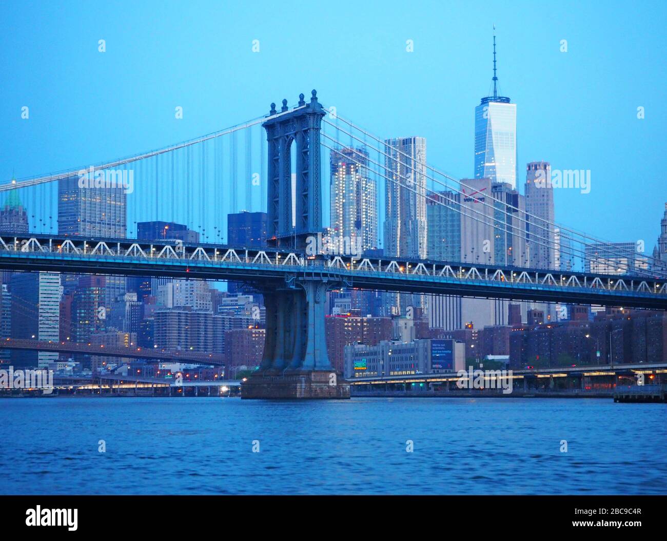 One World Trade Center, Freedom Tower und Manhattan Bridge im Morgengrauen, vom East River, New York, USA aus gesehen Stockfoto