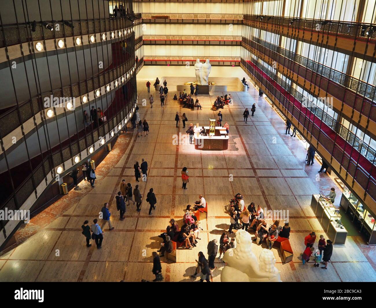 Das Promenade Atrium des David H Koch Theatre, Heimstadion des New York City Ballet, Manhattan, New York, USA Stockfoto