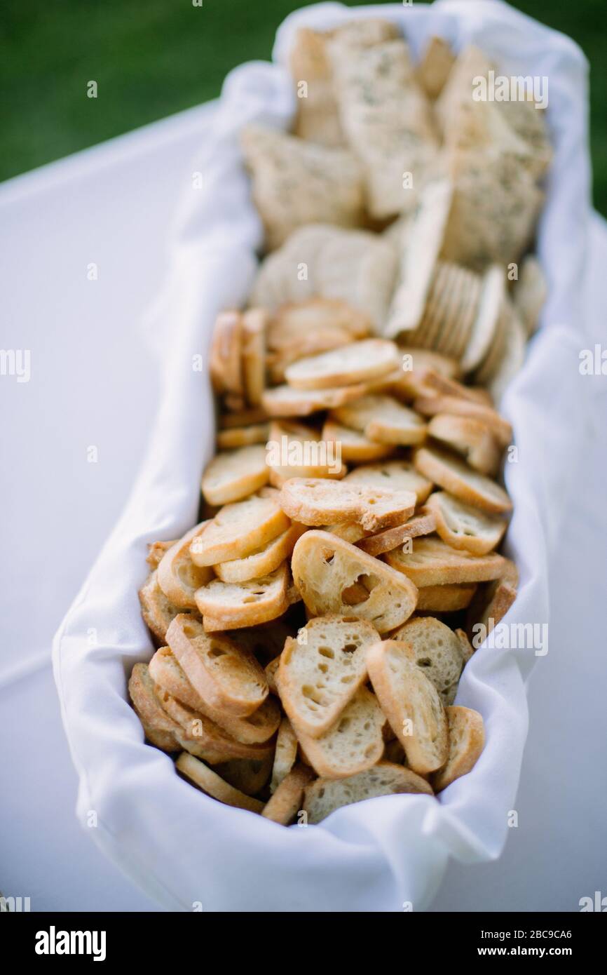 Großer Korb mit Baguette in Scheiben geschnitten Stockfoto