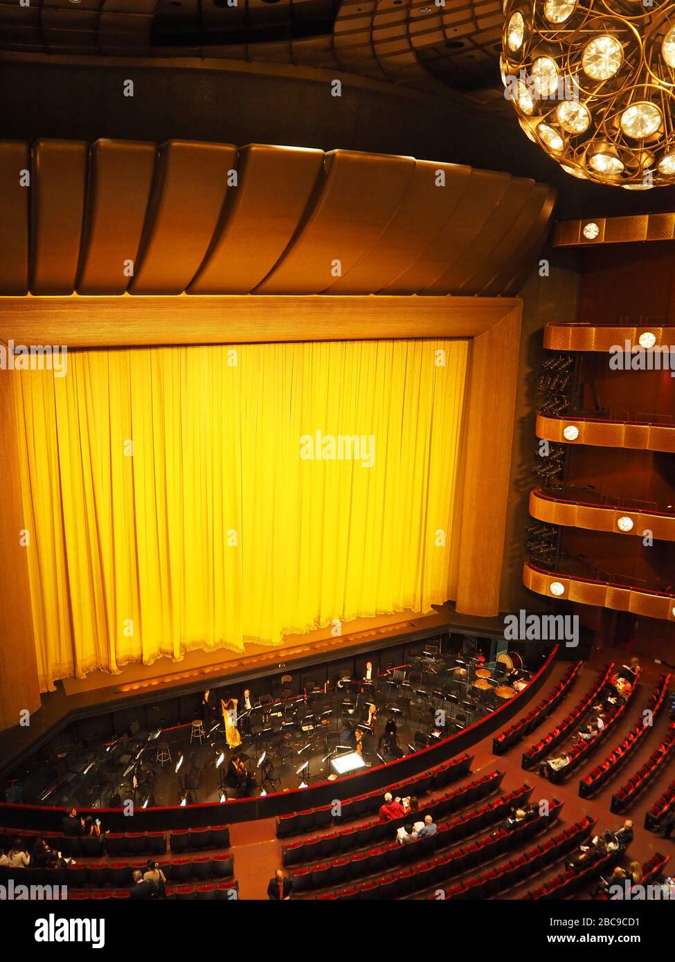 Bühne und Orchestergraben des David H Koch Theatre, Heimstadion des New York City Ballet, Manhattan, New York, USA Stockfoto
