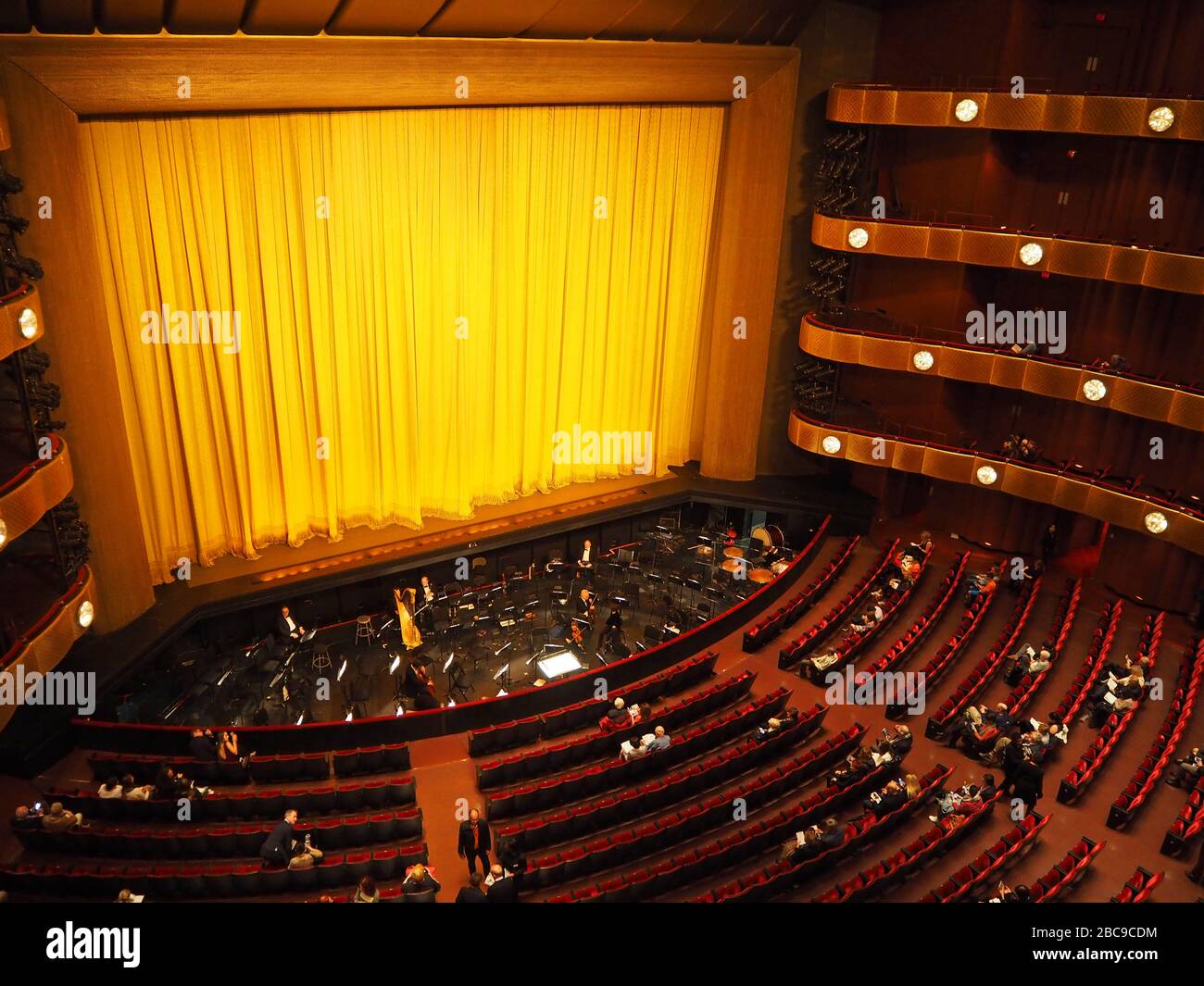 Bühne und Orchestergraben des David H Koch Theatre, Heimstadion des New York City Ballet, Manhattan, New York, USA Stockfoto