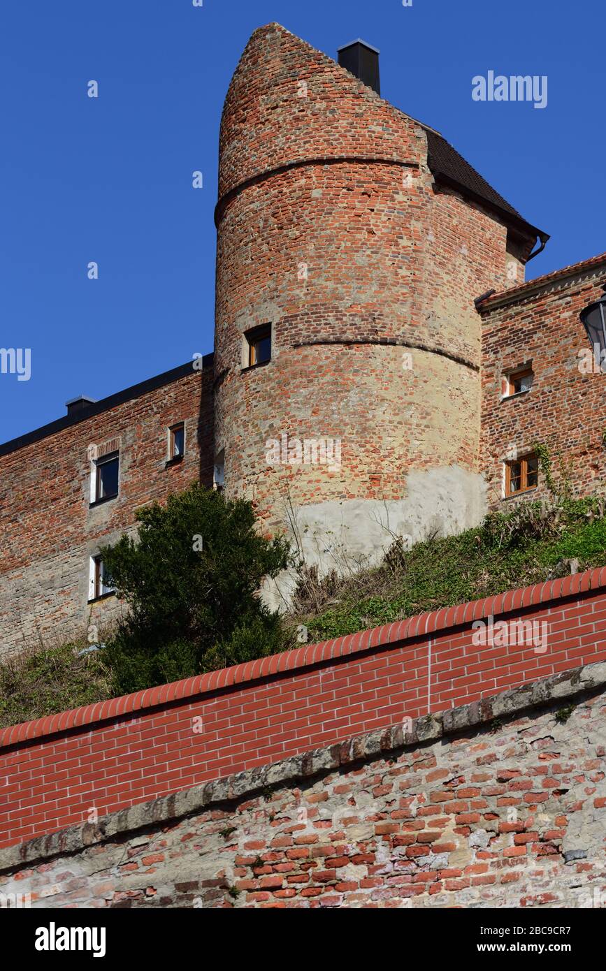 Historische Stadtmauer Friedbergs in Bayern mit Türmen gegen blauen Himmel und mit Kacheln überzogenen Dächern Stockfoto