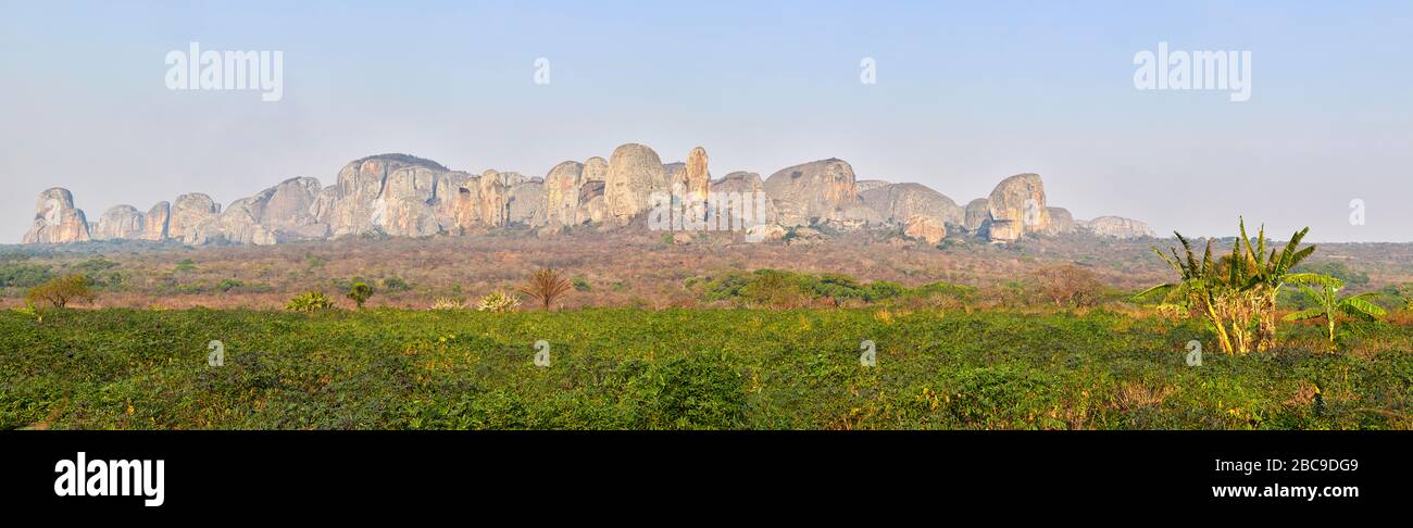 Panorama von Pedras Negras de Pungo Andongo, Black Rocks in Pungo Andon, angolanischer Staat Stockfoto