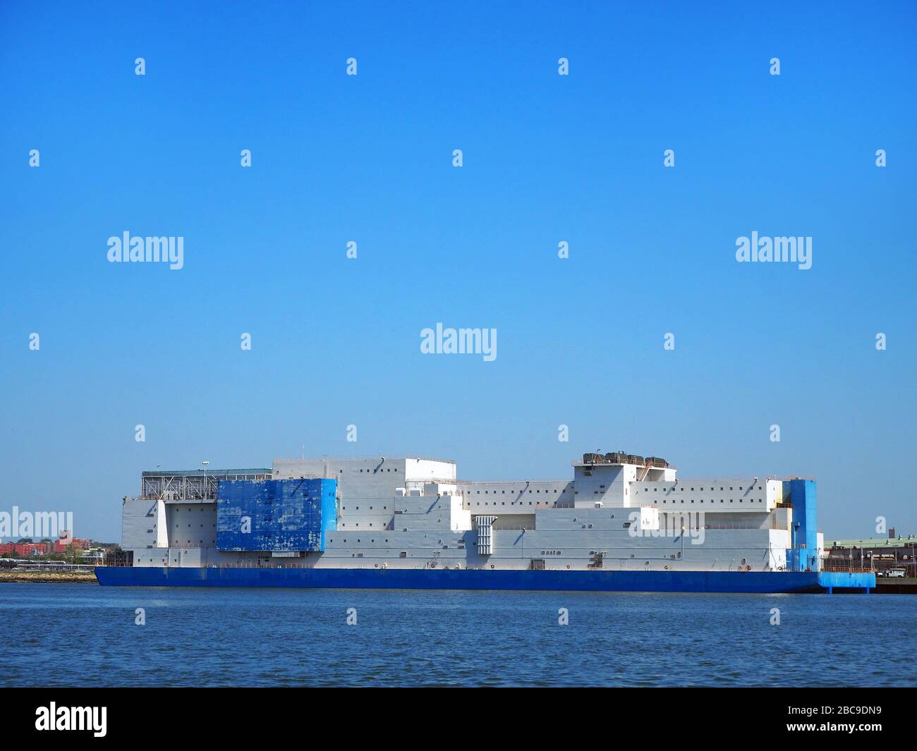 Vernon C. Bain Correctional Center, Gefängniskahn, Hunts Point, Bronx, vom East River, New York, USA aus gesehen Stockfoto