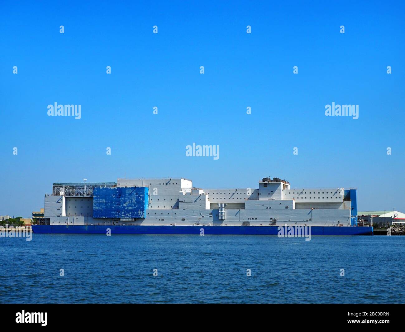 Vernon C. Bain Correctional Center, Gefängniskahn, Hunts Point, Bronx, vom East River, New York, USA aus gesehen Stockfoto