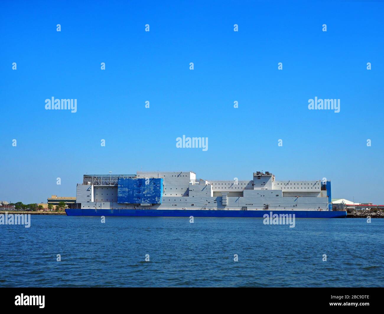 Vernon C. Bain Correctional Center, Gefängniskahn, Hunts Point, Bronx, vom East River, New York, USA aus gesehen Stockfoto