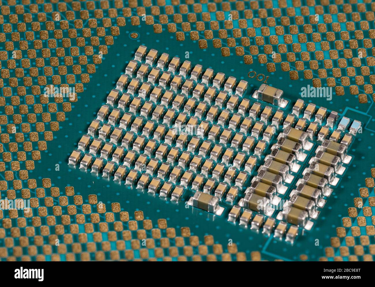 Makrofoto der Mitte des CPU-Chips bereit zum Einstecken in ein modernes PC-Mainboard Stockfoto
