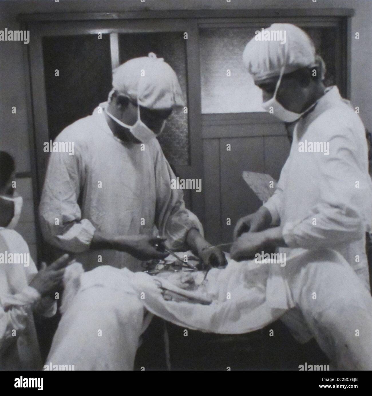 Deutsch Cesareanische Sektionsoperation Bei Futsukaichi Sanatorium日本語 二日市保養所で帝王切開手術を受ける女性 博多へ上陸すると 桟橋に出ている 婦人相談所 の看板が目についた 屈辱の過ぎし日を思い出した女性たちは 相談所へかけ込み 二日市の手術室へ