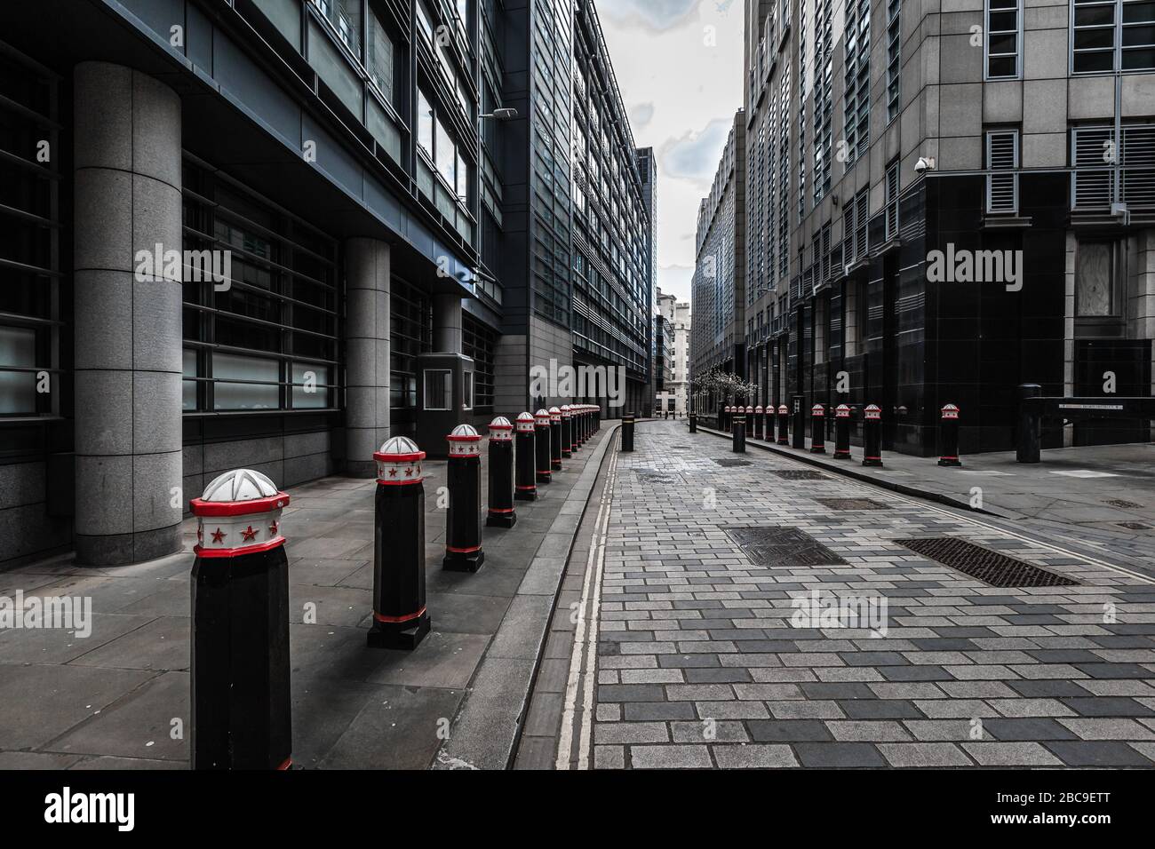 Eine Geisterstadt in einer einsamen Straße in der Stadt London während der Krise der pandemischen Gesundheit von Coronavirus in Großbritannien. Stockfoto