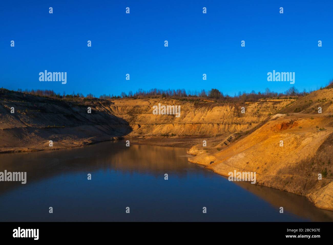 Natürlicher Sonnenuntergang vor dem Hintergrund der Wälder. Stockfoto