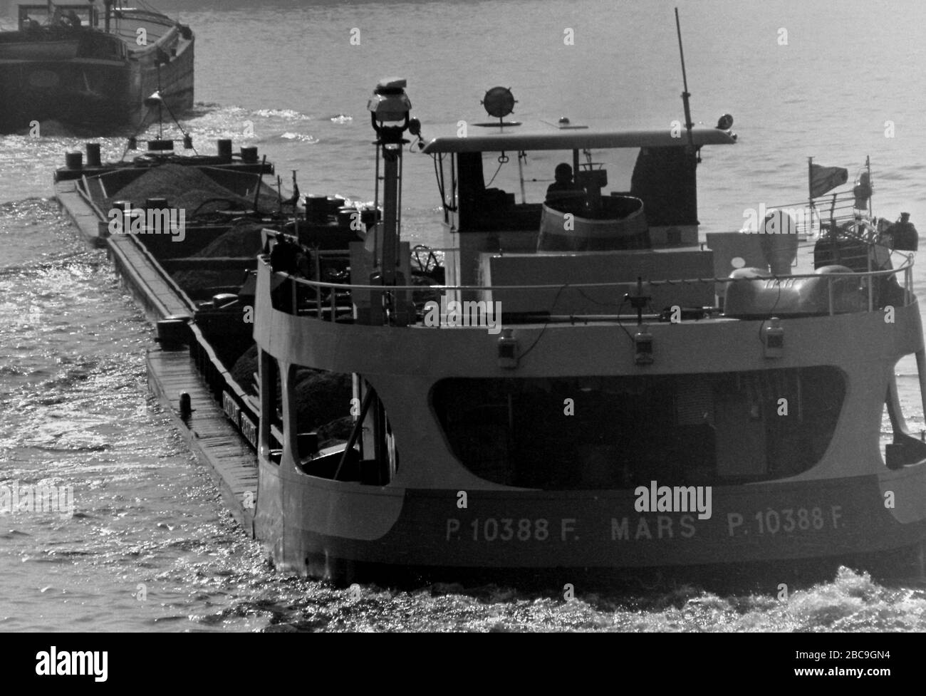 AJAXNETPHOTO. SEPTEMBER 1971. SEINE, FRANKREICH. - SCHWERLAST - EINE MIT AGGREGATEN BELADENE SCHUBMOTORKELLE FOLGT EINER PENICHE EN-ROUTE NACH PARIS .PHOTO:JONATHAN EASTLAND/AJAX REF:RX7 151204 159 Stockfoto