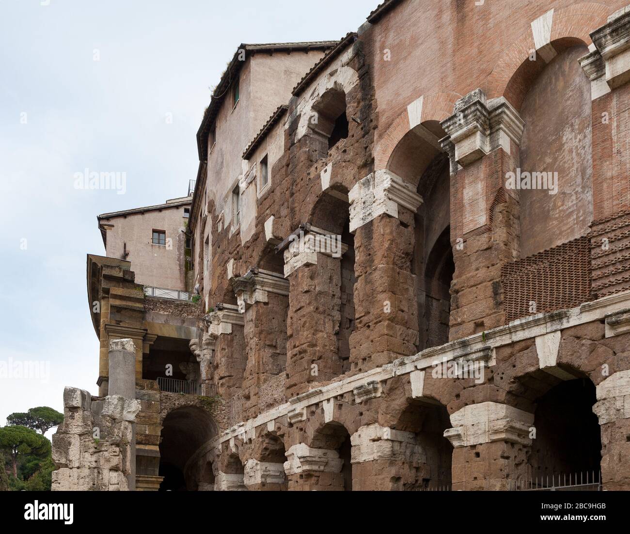 Die Arkadenwand des Theaters von Marcellus (Theatrum Marcelli oder das Theater di Marcello). Altes Freilichttheater in Rom, Italien Stockfoto