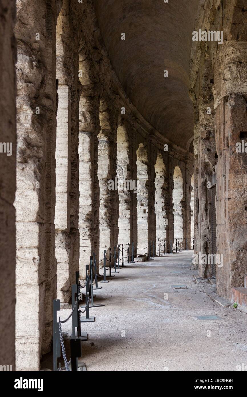 Die Arkadenwand des Theaters von Marcellus (Theatrum Marcelli oder das Theater di Marcello). Altes Freilichttheater in Rom, Italien Stockfoto