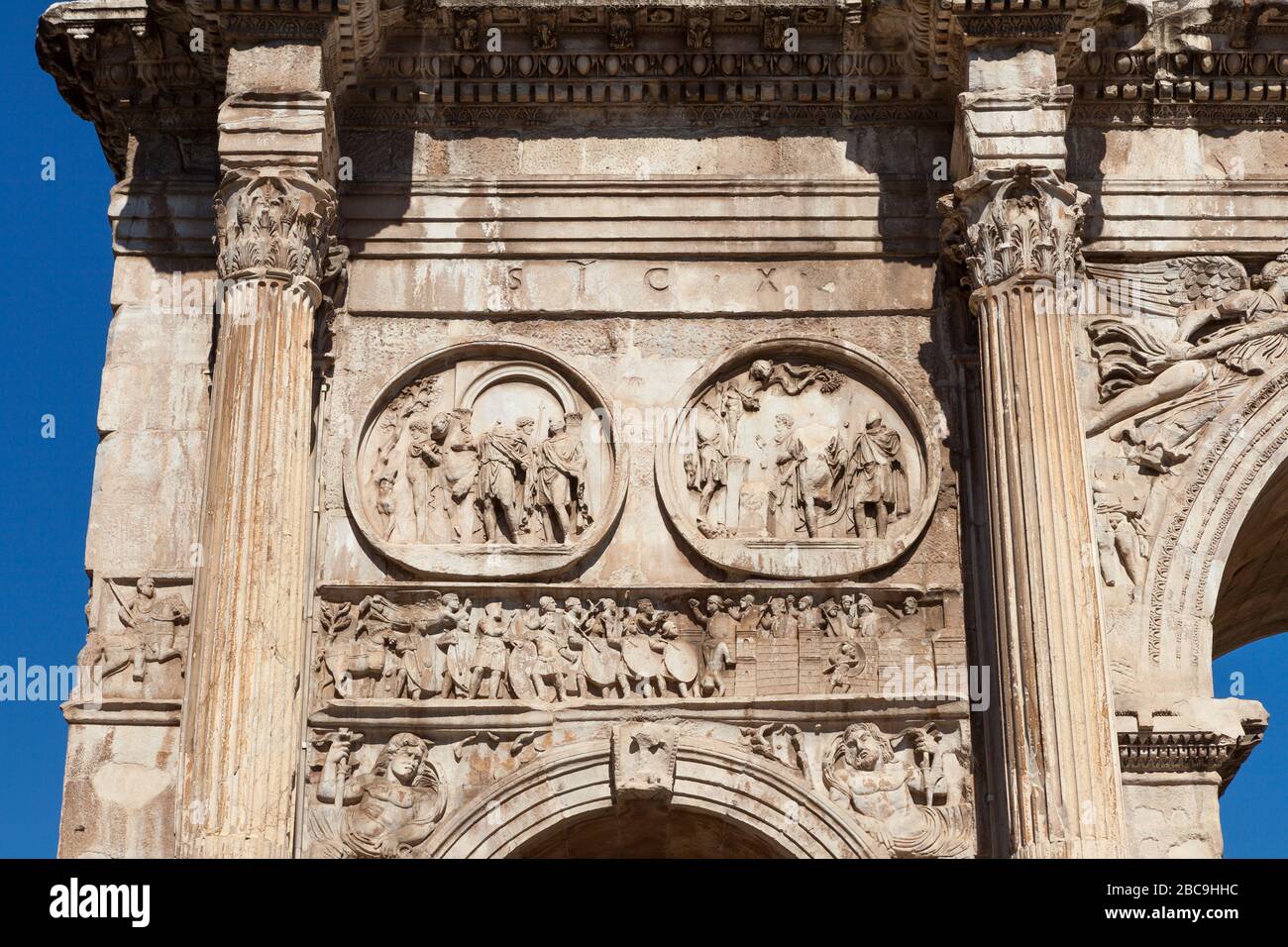 BAS-Reliefe auf dem Triumphbogen des Konstantinsbogens (Arco di Costantino). Rom, Italien Stockfoto