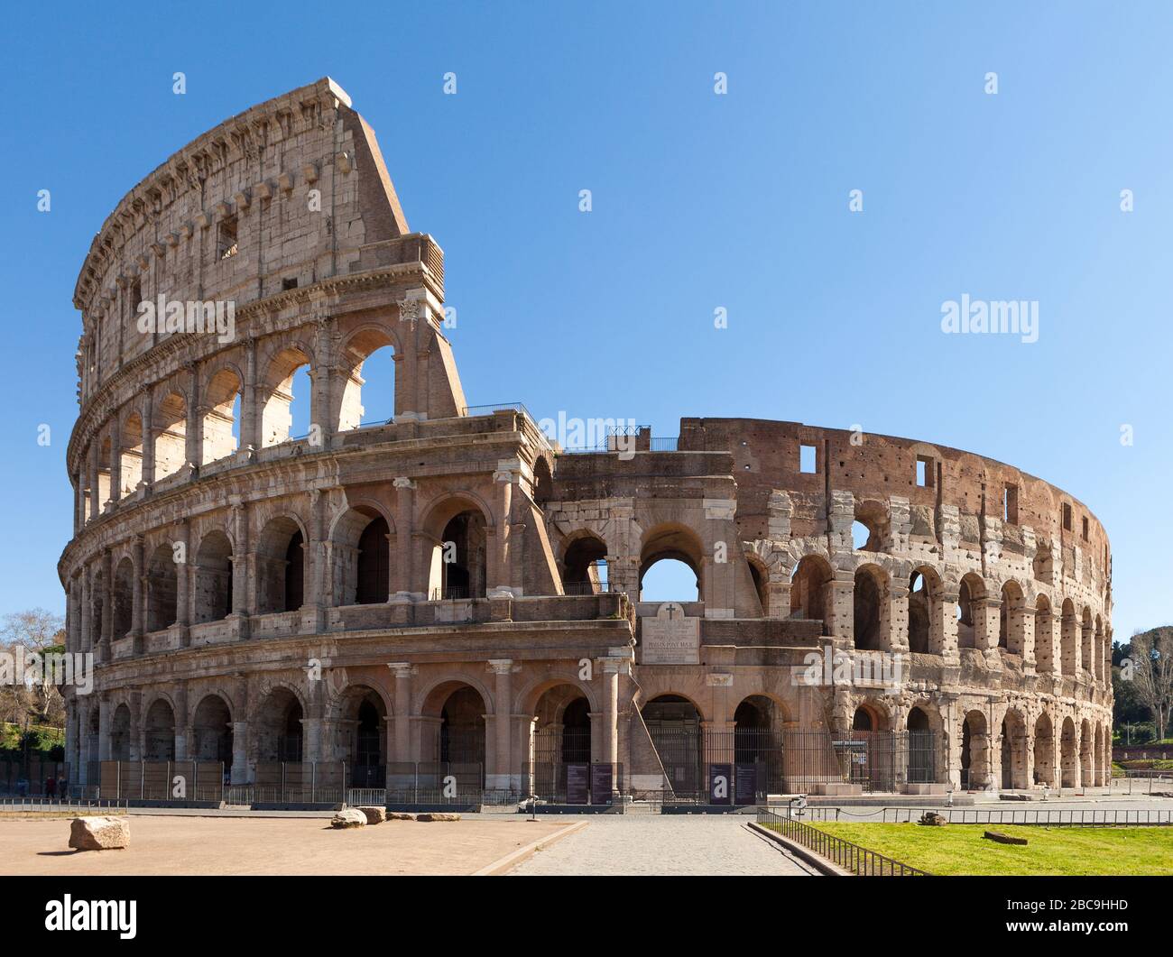 Kolosseum oder Kolosseum (Flavisches Amphitheater oder Amphitheatrum Flavium oder Anfiteatro Flavio oder Kolosseo. Ovales Amphitheater im Zentrum der Stadt Stockfoto