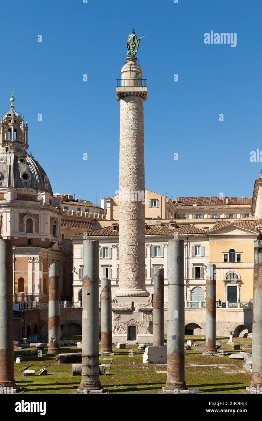 Trajanssäule (Colonna Traayana). Römische Siegessäule in Rom, Italien. Blick vom Trajan-Forum. Stockfoto