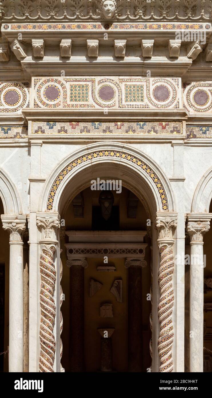 Bogen mit verdrehten Säulen im Cosmatesken- oder Cosmati-Stil im Innenhof der Basilika San Paolo vor den Wänden Stockfoto