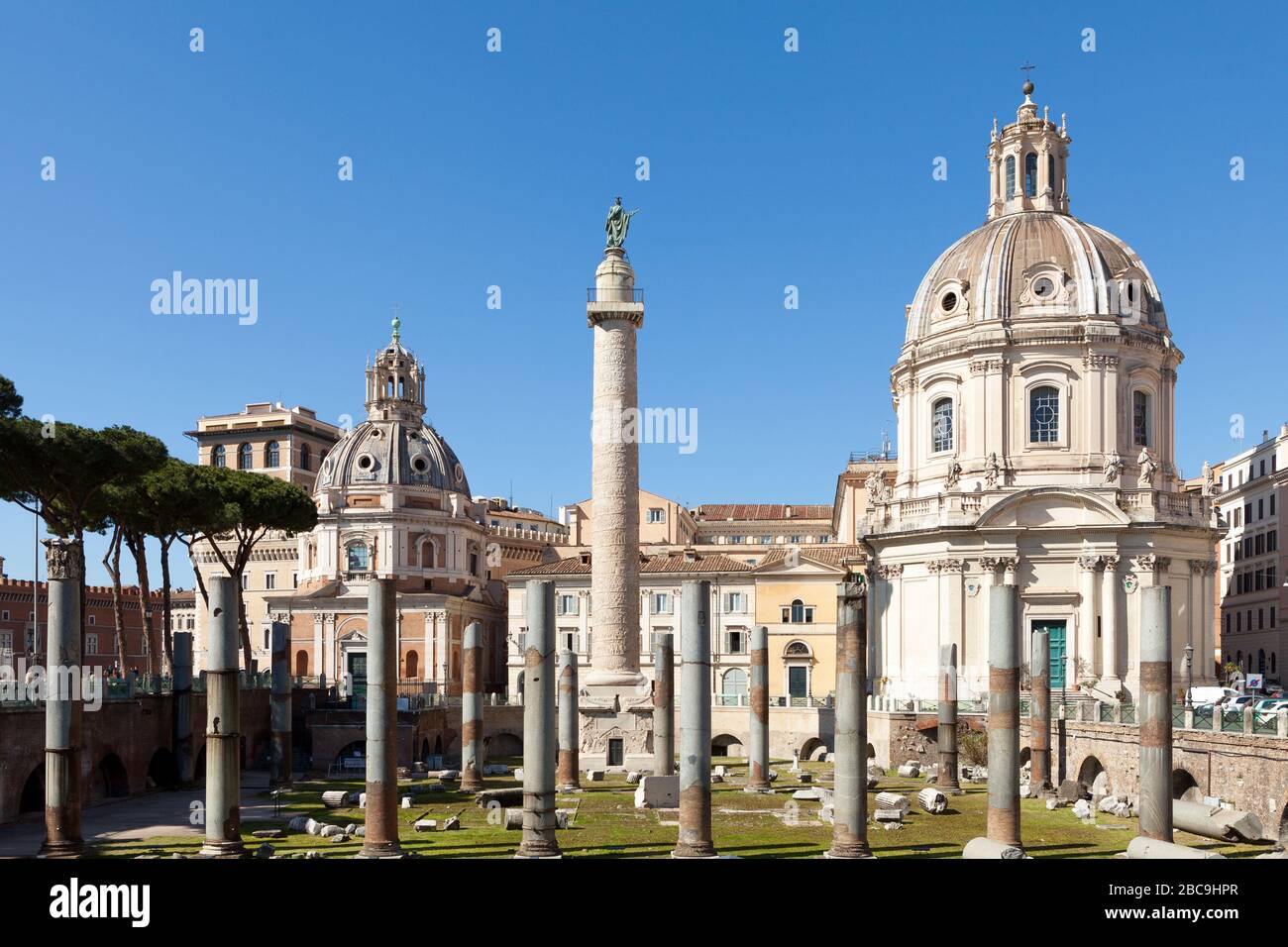 Trajanssäule (Colonna Traayana). Römische Siegessäule in Rom, Italien. Blick vom Trajan-Forum. Stockfoto
