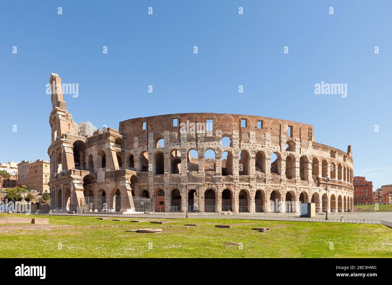 Kolosseum oder Kolosseum (Flavisches Amphitheater oder Amphitheatrum Flavium oder Anfiteatro Flavio oder Kolosseo. Ovales Amphitheater im Zentrum der Stadt Stockfoto