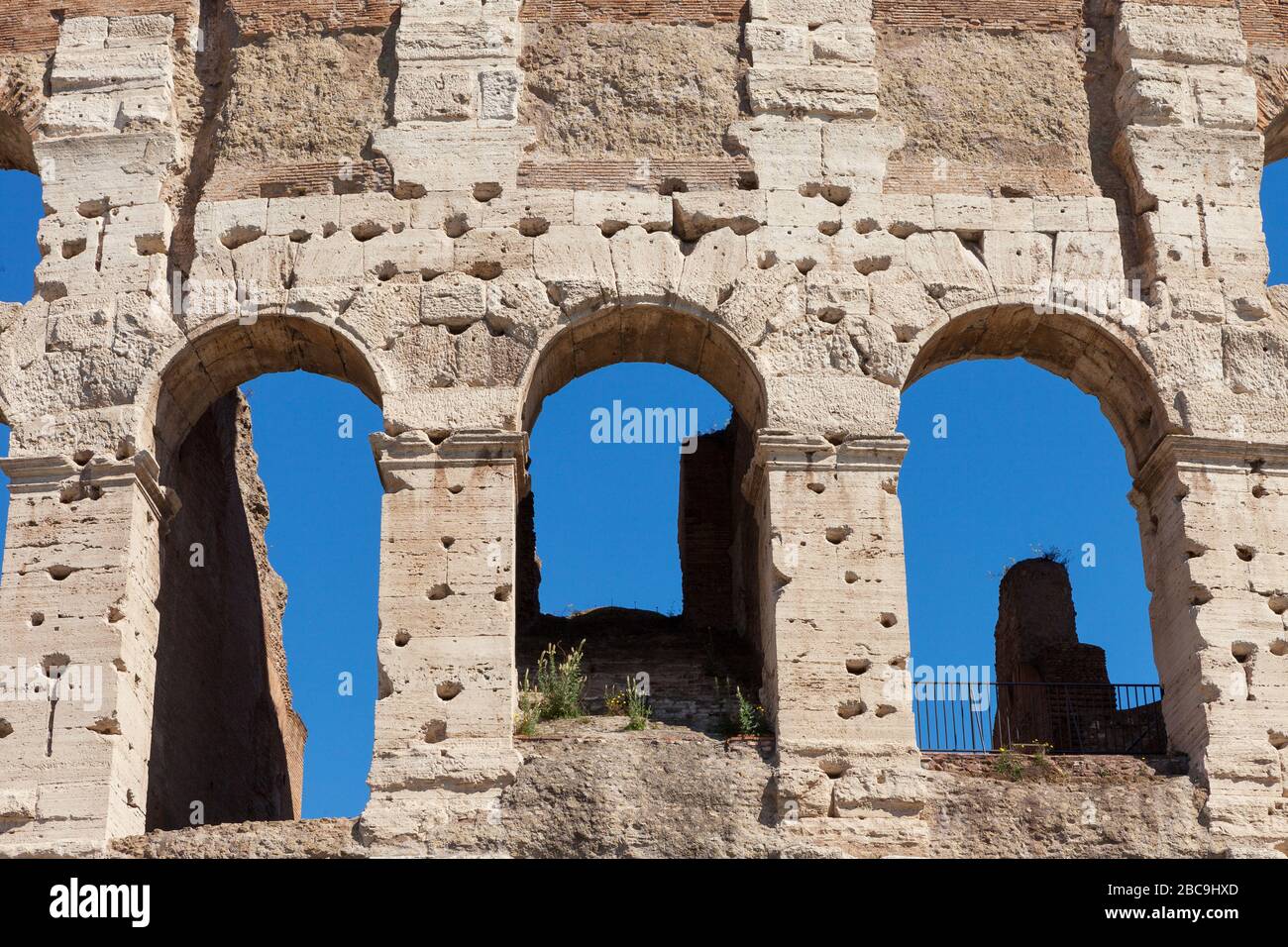Bruchstück der Bögen von Kolosseum oder Kolosseum (Flavisches Amphitheater oder Amphitheatrum Flavium oder Anfiteatro Flavio oder Kolosseo. Ovales Amphitheater im Stockfoto