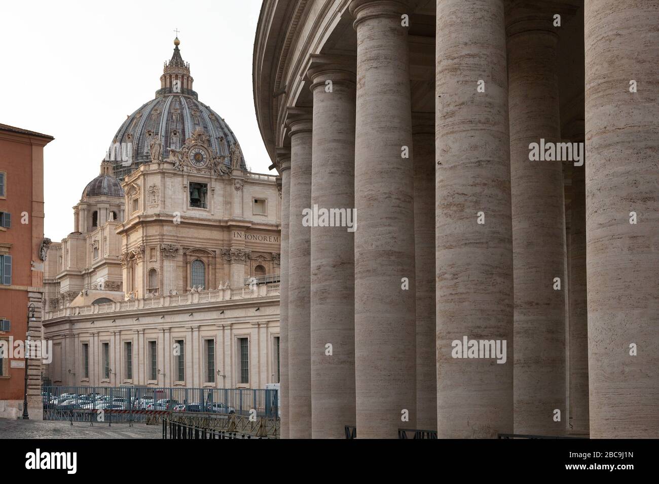 Päpstlicher Petersdom im Vatikan und Säulen auf dem Petersplatz im Vatikan. Stockfoto