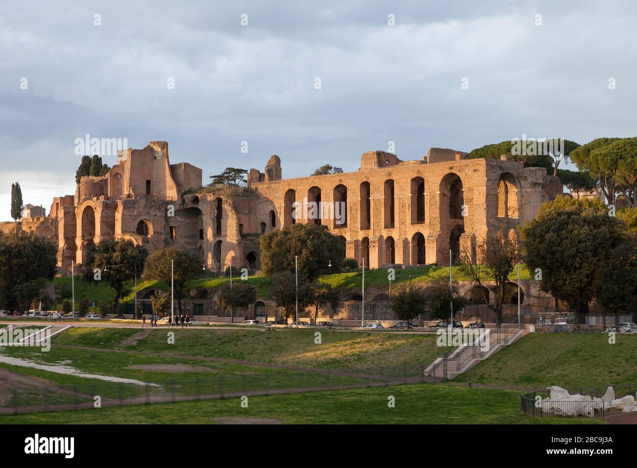 Pfälzer Hügel vom Circus Maximus. Rom, Italien Stockfoto