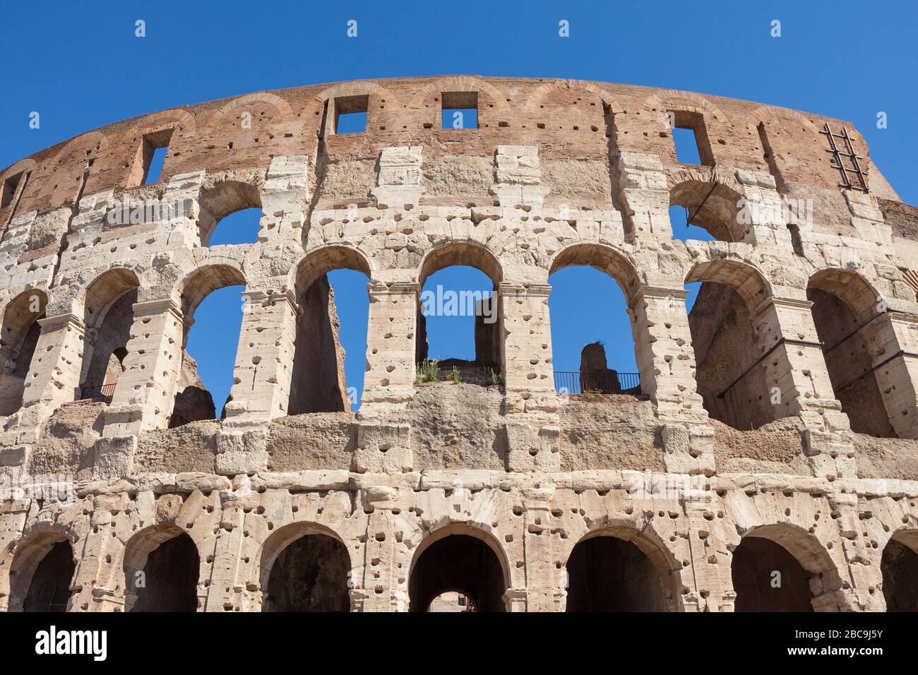Bruchstück der Bögen von Kolosseum oder Kolosseum (Flavisches Amphitheater oder Amphitheatrum Flavium oder Anfiteatro Flavio oder Kolosseo. Ovales Amphitheater im Stockfoto