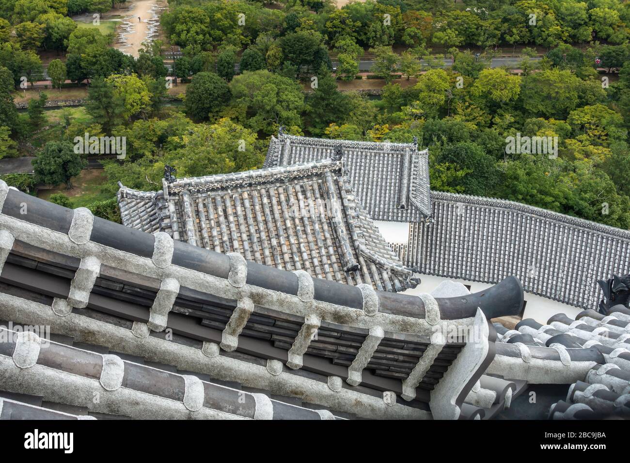 Dächer der Burg Himeji, die als das beste erhaltene Beispiel für prototypische japanische Schlossarchitektur angesehen wird Stockfoto