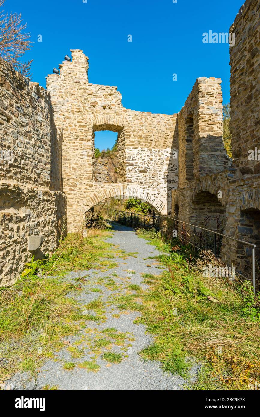 Löwenburg in Monreal in der Eifel, "schönstes Dorf in Rheinland-Pfalz", im Elztal gelegen, gut erhaltene Fachwerkhäuser, t Stockfoto