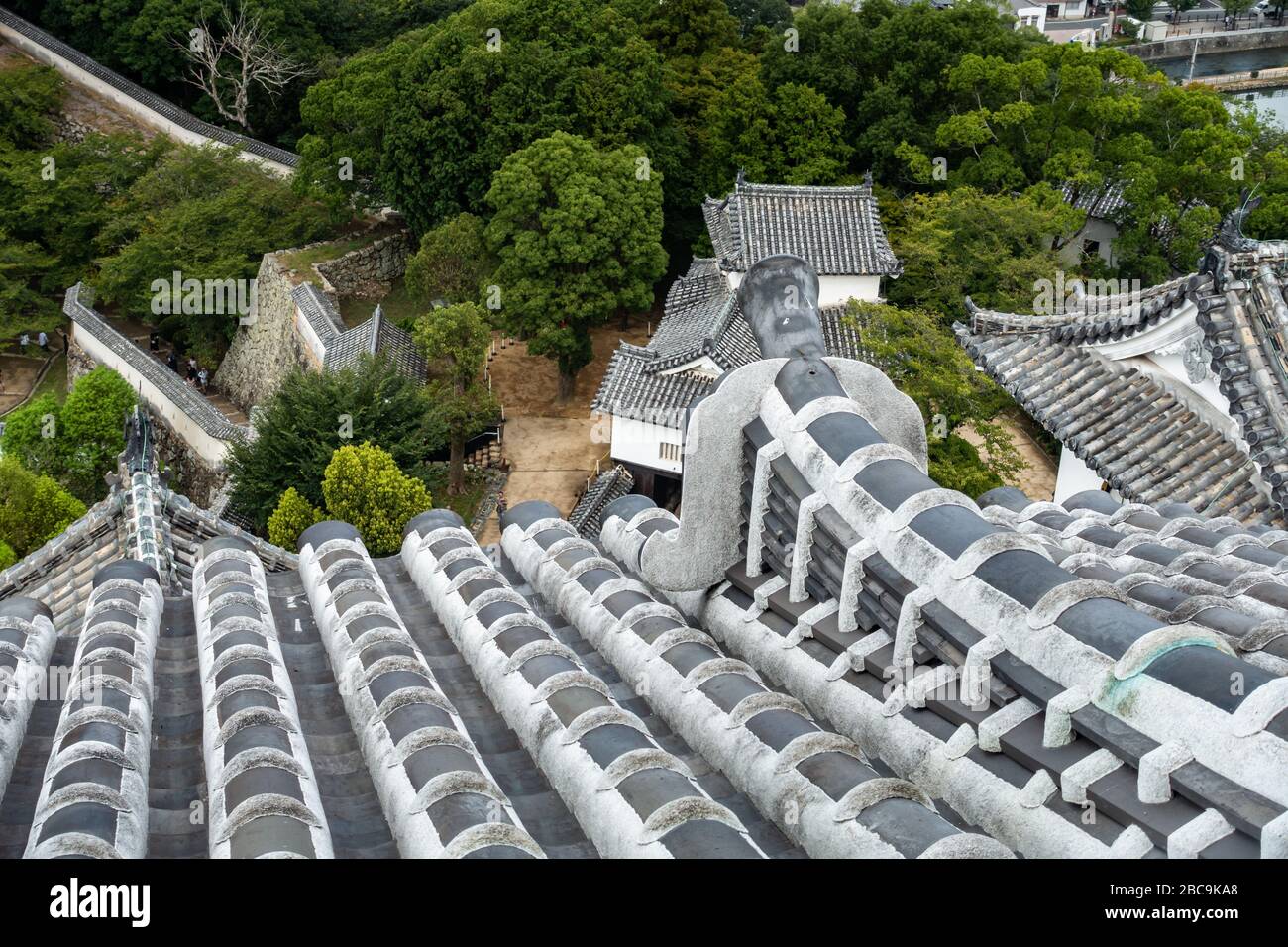 Dächer der Burg Himeji, die als das beste erhaltene Beispiel für prototypische japanische Schlossarchitektur angesehen wird Stockfoto