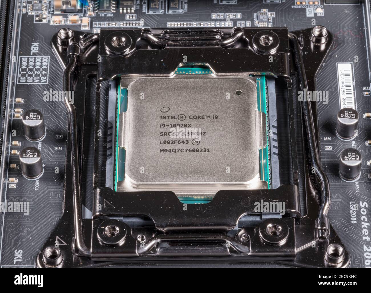 Morgantown, WV - 30. März 2020: Intel Core i9-10920x CPU-Chip in Sockel 2066 auf dem Motherboard installiert Stockfoto