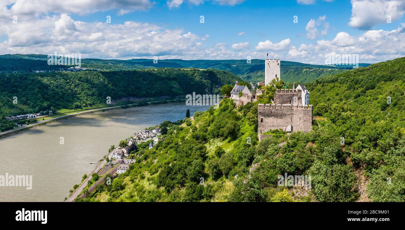 Die Burg Sterrenberg am Mittelrhein bei Kamp-Bornhofen ist eine der beiden 'Feindesbrüder', die Burg beherbergt eine Gaststätte mit einem Rheinterrischer Stockfoto