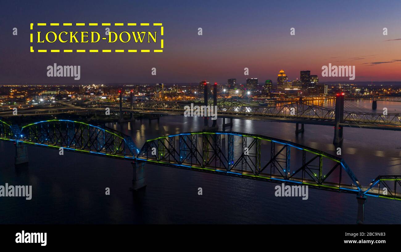 Mit mehreren Farben des Lichtes auf die Großen Vier Brücke vor Sonnenaufgang um lousville Kentucky Stockfoto