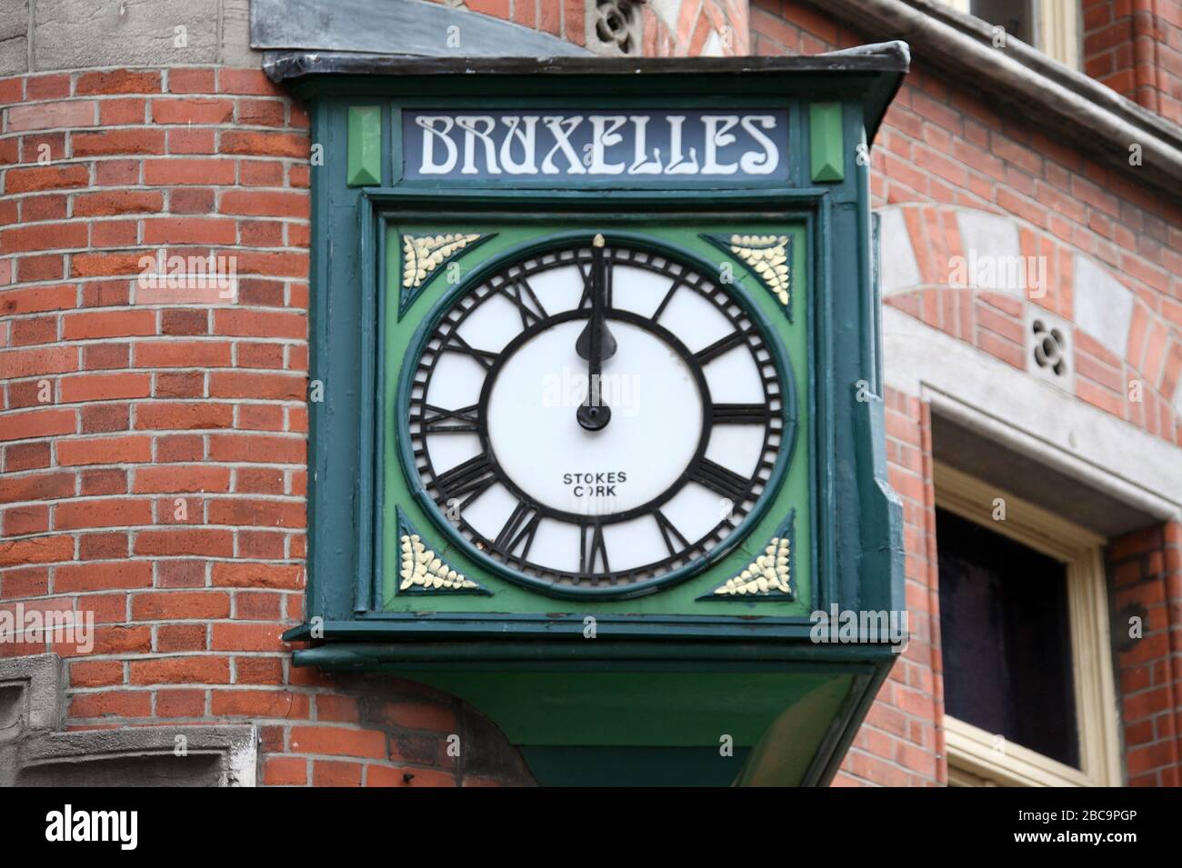 Uhr an der berühmten Bruxelles Bar in Dublin Stockfoto