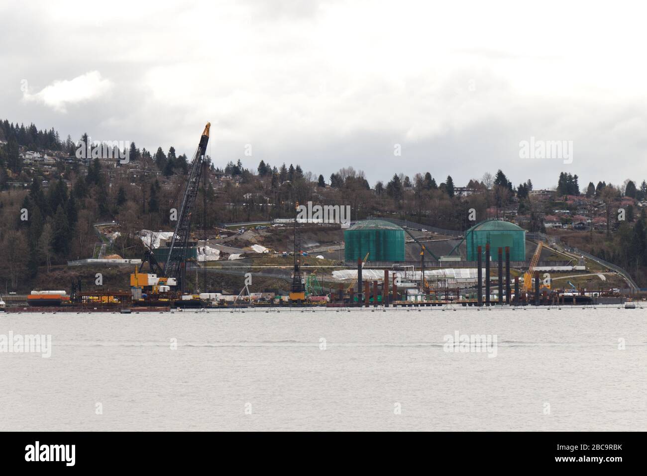 Deep Cove, North Vancouver, Kanada - 1. April 2020: Blick auf den Westridge Marine Terminal in Burnaby Stockfoto