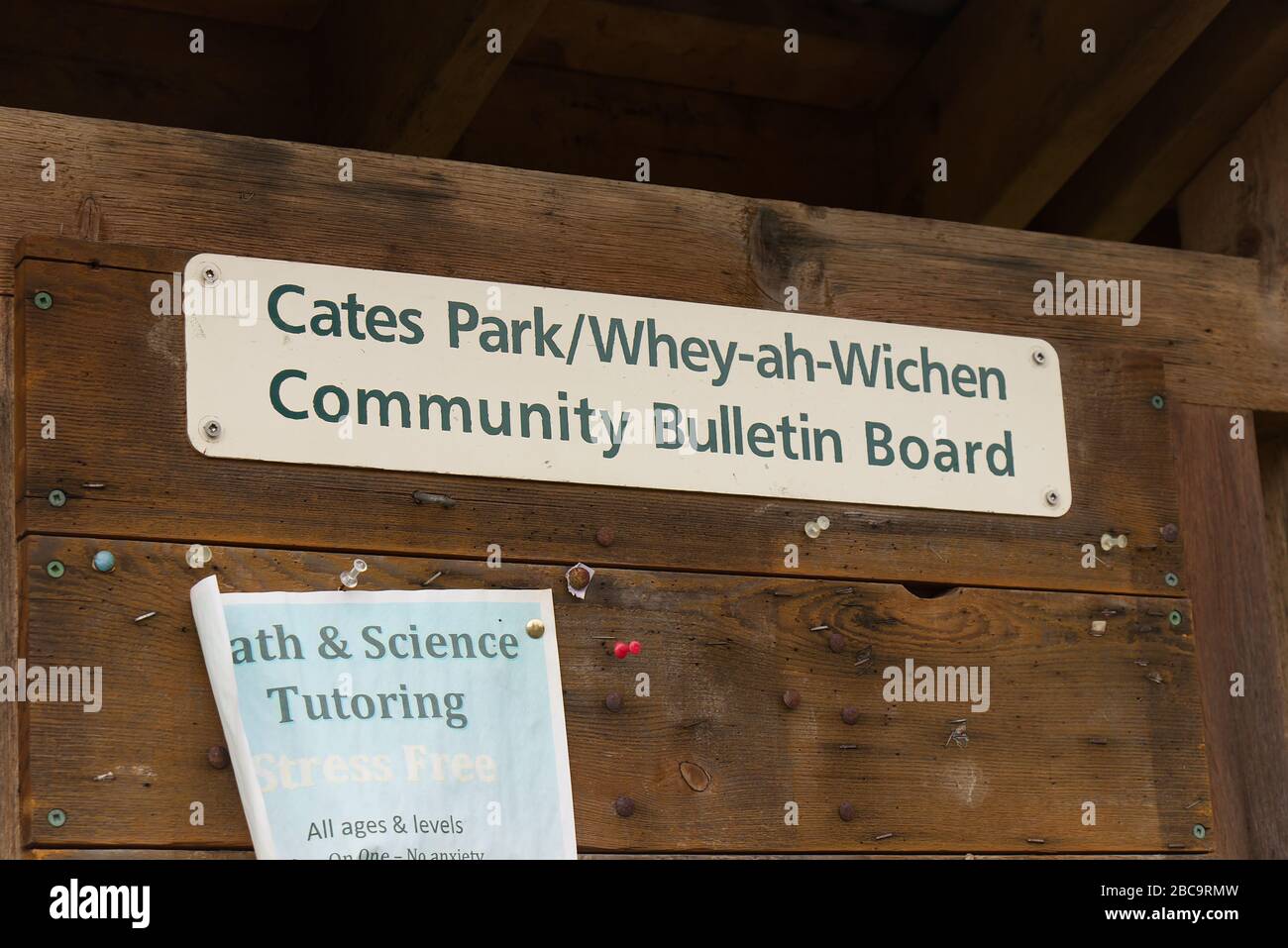 Deep Cove, North Vancouver, Kanada - April 1.2020: Ansicht des Community Bulletin Board im Cates Park (Whey-ah-Wichen) Stockfoto