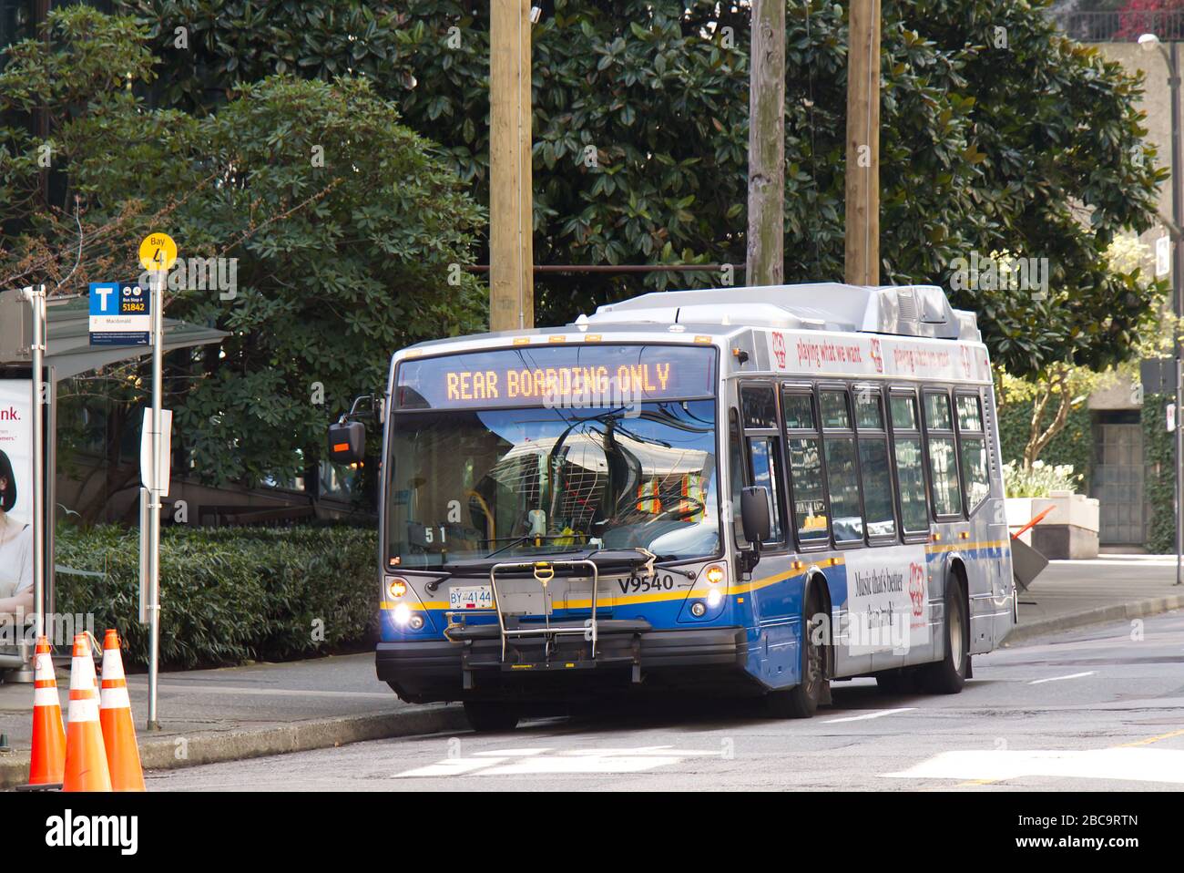 Vancouver, Kanada - 2. April 2020: Bus von TransLink mit Schild "nur Einsteigen hinten" aufgrund von COVID-19 Stockfoto