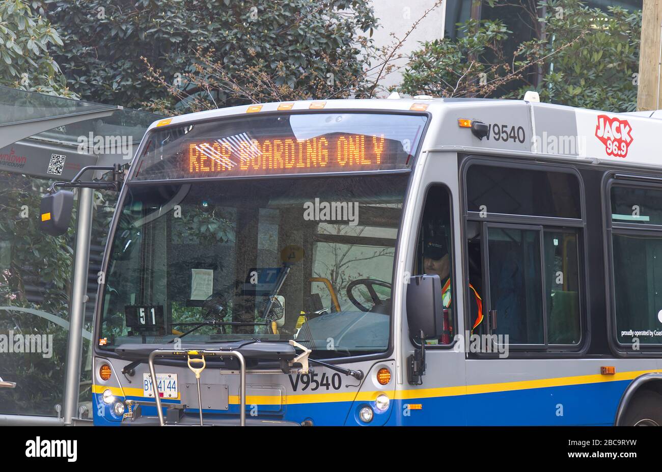 Vancouver, Kanada - 2. April 2020: Bus von TransLink mit Schild "nur Einsteigen hinten" aufgrund von COVID-19 Stockfoto