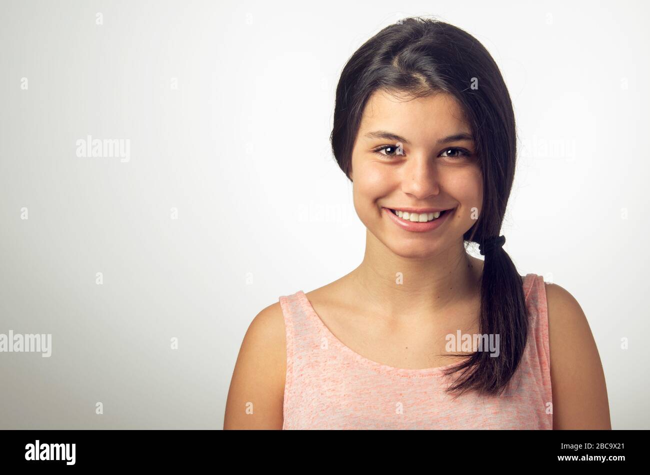 Porträt eines Teenagers Brünette Mädchen mit glücklichen Smiley Gesicht Stockfoto