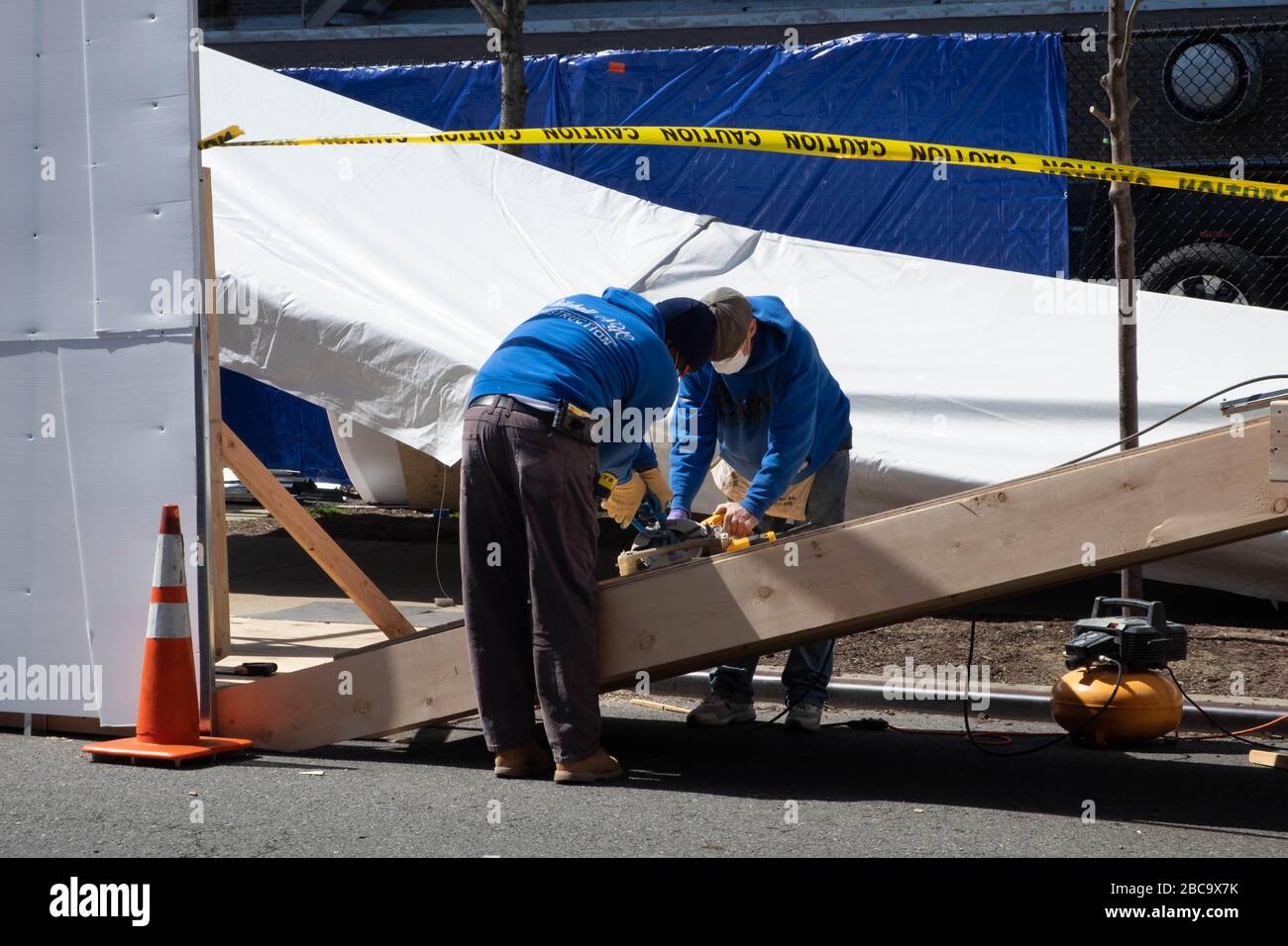 New York City, USA. April 2020. Ein Bauteam, das während der Pandemie des Corona-Virus eine Rampe zu einer der temporären Morgues baut, die jetzt außerhalb des Brooklyn Hospital liegt.über 500 Rettungswagen und Sanitäter wurden nach NYC gebracht, um beim Ausbruch des Corona-Virus zu helfen. New York hat sich zum Epizentrum des COVID-19-Coronavirus in den Vereinigten Staaten mit 2935 Todesfällen verwandelt. Kredit: Braulio Jatar/SOPA images/ZUMA Wire/Alamy Live News Stockfoto