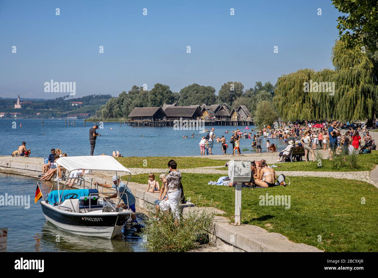 Überlingen, Deutschland, 08-25-2020 Besucher und Badegäste am Bodensee Stockfoto