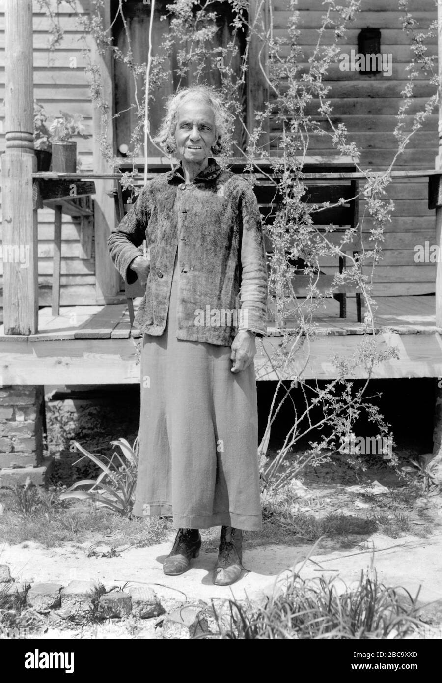 Georgia Flournoy, ex-Slave, Full-Length Portrait, Eufaula, Alabama, USA, aus Federal Writer's Project, geboren in der Sklaverei: Slave Narratives, United States Work Projects Administration, 1937 Stockfoto